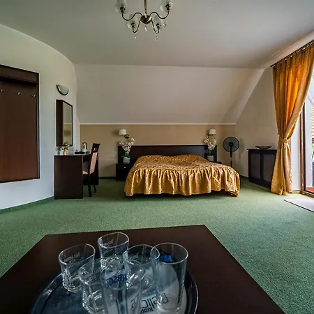 לינה וארוחת בוקר Laura 4*