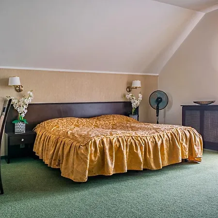 לינה וארוחת בוקר Laura 4*