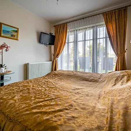 לינה וארוחת בוקר Laura 4*